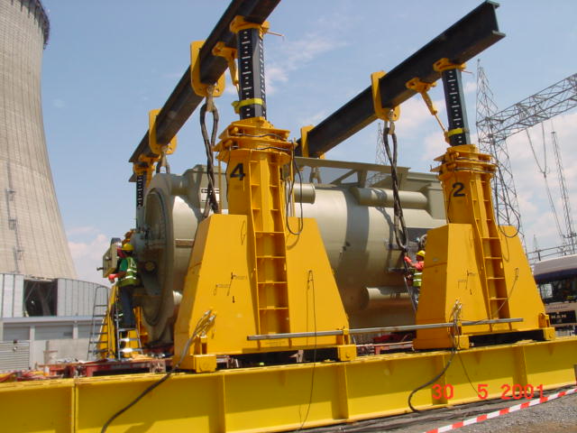 如何用液壓龍門(mén)吊來(lái)進(jìn)行重型機(jī)械搬運(yùn)的定位安裝？