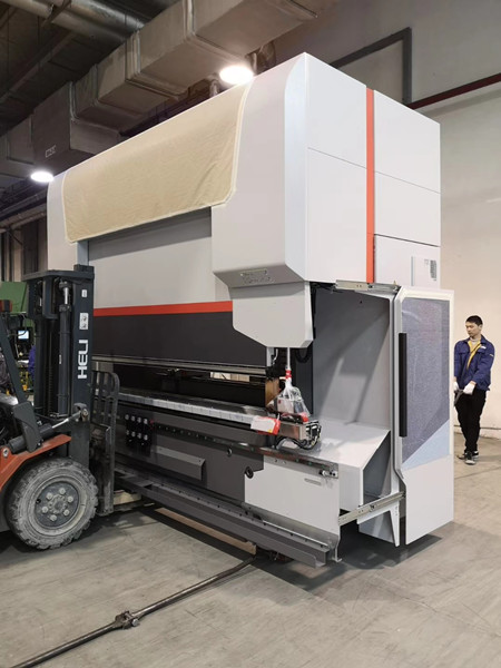 使用叉車進行精密設備搬運時要注意哪些地方？