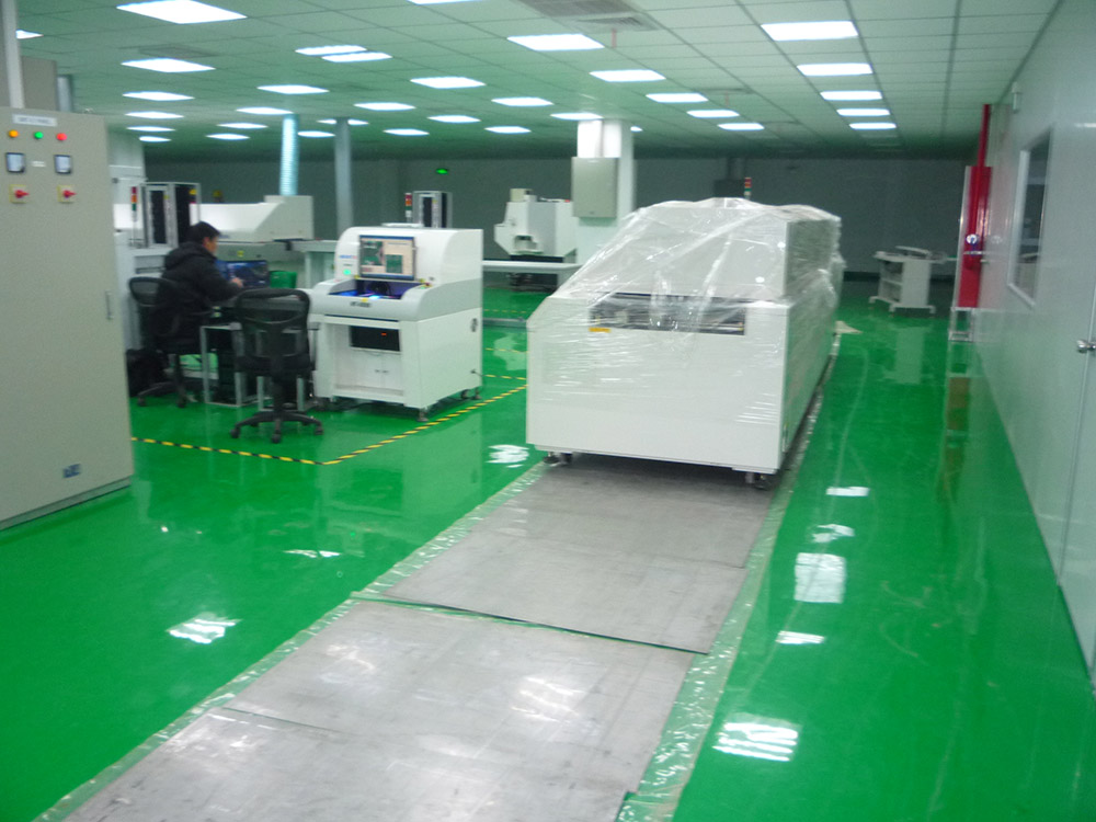 二樓平臺(tái)無塵室吊裝作業(yè) 二樓平臺(tái)無塵室吊裝作業(yè)