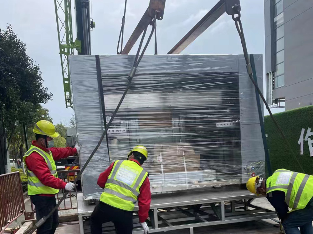 二樓平臺(tái)無塵室吊裝作業(yè) 二樓平臺(tái)無塵室吊裝作業(yè)