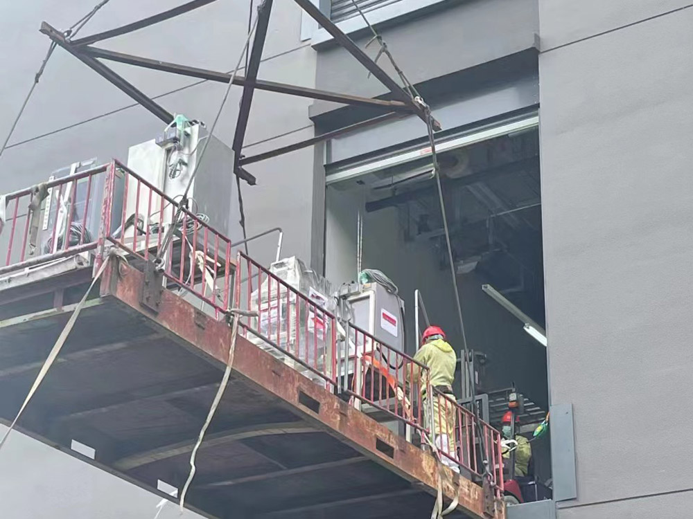 二樓平臺(tái)無塵室吊裝作業(yè) 二樓平臺(tái)無塵室吊裝作業(yè)