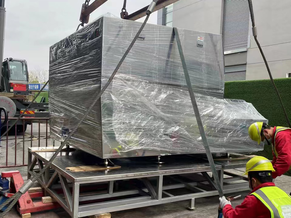 二樓平臺(tái)無塵室吊裝作業(yè) 二樓平臺(tái)無塵室吊裝作業(yè)