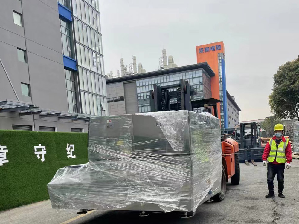 二樓平臺(tái)無塵室吊裝作業(yè) 二樓平臺(tái)無塵室吊裝作業(yè)